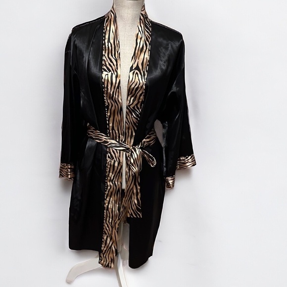 Etinne robe. Black with animal print lapel, large - Picture 1 of 6